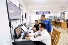 Des cadres et agents du Centre de services administratifs publics du quartier de Tô Hiệu, à Sơn La, traitent des procédures administratives pour les citoyens. Photo : VNA