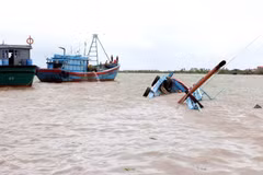 Le Centre national de prévision hydrométéorologique a émis des alertes pour la nuit du 22 au 23 juillet, prévoyant des pluies fortes à très fortes sur les régions du nord et du centre. Photo : VNA
