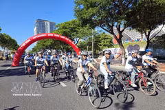 Les participants à une randonnée cycliste destinée à promouvoir un mode de vie plus vert. Photo : VNA