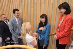 De nombreux amis internationaux félicitent le Vietnam immédiatement après l’annonce des résultats du scrutin lors de la Conférence. Photo : VNA