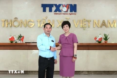 La directrice générale de l’Agence vietnamienne d’Information Vu Viet Trang et Vansay Tavinyan, vice-chef du Département de la propagande et de l’entraînement idéologique du Comité central et rédacteur en chef du journal Pasaxon. Photo : VNA
