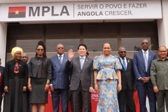 Le président vietnamien Luong Cuong et des dirigeants du Mouvement populaire de libération de l'Angola (MPLA). Photo : VNA