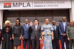 Le président vietnamien Luong Cuong et des dirigeants du Mouvement populaire de libération de l'Angola (MPLA). Photo : VNA