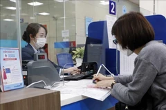 Un client effectue des transactions à la Banque commerciale par actions du Vietnam pour l'industrie et le commerce (VietinBank). (Photo : VNA)