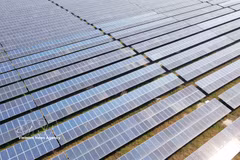 Des installations solaires contribuent au développement des énergies propres dans la province de Hà Tinh. Photo : VNA