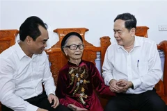 Le président de l'Assemblée nationale, Tran Thanh Man, (droite) a rendu visite à Ta Thi Tran, une mère vietnamienne héroïque dont le mari et le fils étaient des soldats tombés au combat dans le quartier de Van Xuan