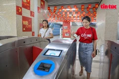 Essai du ticket hebdomadaire sur l’application mobile “Hanoi Metro”. Photo : VNA