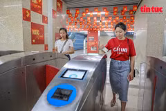 Essai du ticket hebdomadaire sur l’application mobile “Hanoi Metro”. Photo : VNA
