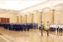 Le secrétaire général du Comité central du Parti communiste du Vietnam (PCV), To Lam, et une délégation vietnamienne de haut rang ont déposé des fleurs en hommage au président Kim Il-sung et au secrétaire général du Parti des travailleurs de Corée (PTC), Kim Jong-il, au Palais du Soleil de Kumsusan. Photo : VNA