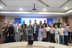 Des représentants d'entreprises vietnamiennes et indonésiennes prennent une photo souvenir avec les organisateurs du forum. Photo : VNA
