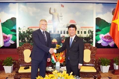 Le secrétaire adjoint du Comité municipal du Parti et président du Conseil populaire de Hô Chi Minh-Ville, Vo Van Minh (droite) et le président de l’Assemblée nationale de Hongrie, Kover Laszlo, en visite officielle au Vietnam. Photo : VNA