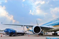 L'autorité a également proposé d'autoriser les compagnies aériennes à appliquer une surtaxe carburant sur les tarifs des vols intérieurs, assortie d'un mécanisme d'ajustement flexible basé sur les fluctuations du prix du kérosène Jet A-1. Photo baochinhphu.vn