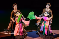 Un numéro de théâtre de marionnettes. Photo : VNA