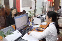 La transformation numérique au Centre de services administratifs publics de Quang Thiện (Ninh Bình) facilite et accélère les démarches des citoyens. Photo : VNA