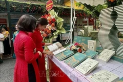 Lors du lancement des livres « Le président Ho Chi Minh et le général Nguyen Chi Thanh » et « Phu toan quyen Dong Duong xua va Phu Chu tich ngay nay » (L'ancien palais du gouverneur général d'Indochine et l'actuel palais présidentiel). Photo : VNA