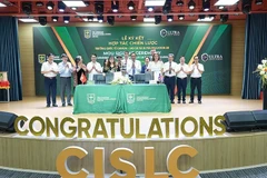Cérémonie de signature entre CIS Lao Cai et Ultra Education (Photo : nhandan.vn)