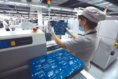 Ouvriers d'une usine VNPT du parc technologique de Hoa Lac à Hanoï. Photo : VNA