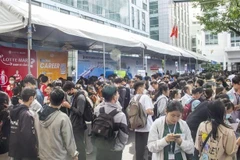 Des ouvriers lors d'un salon de l'emploi à Ho Chi Minh-Ville. Photo : VNA