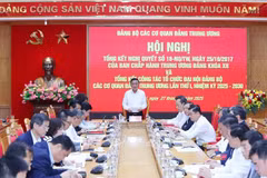 Tran Cam Tu, membre du Bureau politique, permanent du Secrétariat et secrétaire du Comité du Parti des organes centraux lors de la réunion. Photo : VNA
