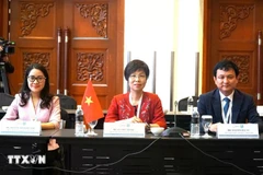 La directrice générale de la VNA, Vu Viet Trang (centre) lors de la réunion. Photo : VNA