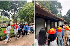 Visiteurs au Văn Miếu-Quốc Tử Giám (le temple de la littérature) dans le centre de Hà Nội. Photo hanoi.gov.vn