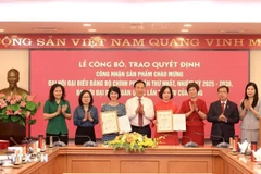Lại Xuân Lâm, secrétaire adjoint du Comité du Parti du gouvernement, a adressé ses félicitations à l’ensemble des cadres, membres du Parti et travailleurs de la VNA. Photo : VNA