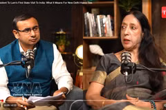 Le journaliste Ghosh Rudroneel interviewe la professeure Reena Marwah. Photo : VNA 