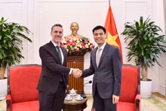 Le vice-ministre des Affaires étrangères, Dang Hoang Giang, (droite) et Matt Jackson, représentant résident du Fonds des Nations unies pour la population (UNFPA) au Vietnam. Photo : VNA