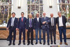 L'ambassadeur du Vietnam en France, Dinh Toan Thang et le président de la Chambre de commerce et d'industrie des Pyrénées-Orientales (CCI) Laurent Gauze. Photo : joural Nhan Dan