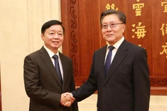  Le vice-Premier ministre Tran Hong Ha (gauche) et Wang Dongming, vice-président du Comité permanent de l'Assemblée populaire nationale de Chine. Photo : VNA 