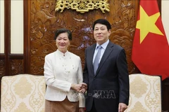 Le président vietnamien Luong Cuong a reçu le 29 décembre l'ambassadrice du Cambodge à Hanoï, Chea Kimtha, venue prendre congé au terme de son mandat au Vietnam. Photo : VNA