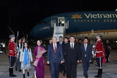Le secrétaire général du Parti, To Lam, son épouse Ngo Phuong Ly, et une délégation vietnamienne de haut rang sont arrivés à Sofia le 22 octobre (heure locale), entamant une visite officielle de trois jours en Bulgarie. Photo : VNA