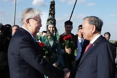 Le président hôte Kassym-Jomart Tokayev (gauche) accueille le secrétaire général du Parti communiste du Vietnam, To Lam à l'aéroport d'Astana. Photo : VNA