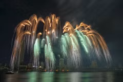 Feu d'artifice sur les rives du fleuve Han à Dà Nang. Le spectacle pyrotechnique de la ville a été sélectionné par Travel + Leisure Asia parmi les neuf festivals d'été incontournables au monde. Photo : DIFF