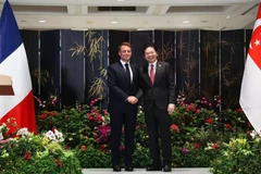 Le Premier ministre singapourien Lawrence Wong (à droite) et le président français Emmanuel Macron assistent à l'échange de 13 accords lors d'une cérémonie au Parlement le 30 mai (Photo : The Straits Times)