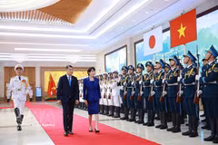 Le Premier ministre Le Minh Hung et son homologue japonais Takaichi Sanae passent en revue la garde d'honneur de l'Armée populaire vietnamienne. Photo : VNA