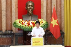 Le président Luong Cuong fait don pour aider les victimes affectées par le typhon Bualoi et les pluies torrentielles. Photo : VNA