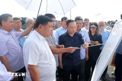 Le vice-Premier ministre Nguyen Chi Dung à la tête d’une mission de travail a inspecté l’avancement des projets d’infrastructures stratégiques destinés à accueillir la Conférence de l’APEC 2027 dans la province d’An Giang et la zone spéciale de Phu Quoc. Photo : VNA
