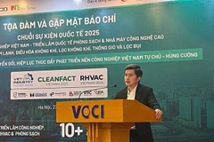 Luong Minh Huan, directeur de l'Institut de développement des entreprises de la Chambre de commerce et d'industrie du Vietnam, s'exprime lors du séminaire. (Photo vnbusiness.vn)