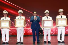 À l’occasion du 80e anniversaire de sa fondation, la Police populaire s’est vue décerner pour la cinquième fois l’Ordre de l’Étoile d’or – la plus haute distinction honorifique de l’État vietnamien. Phôt : VNA