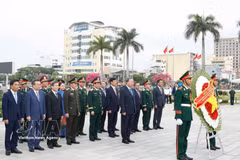 Le secrétaire général du Parti et président de la République, To Lam, également secrétaire de la Commission militaire centrale, accompagné d'une délégation de haut rang, a déposé des fleurs et de l'encens au Mémorial de la ville de Da Nang le 25 avril. Photo : VNA