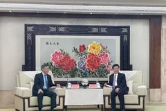 L’auditeur général du Bureau d'audit de l'État du Vietnam (SAV), Ngo Van Tuan et Hu Henghua, maire de Chongqing, dans le cadre de sa visite en Chine. Photo : VNA