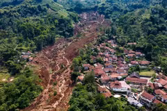 Vue aérienne d'un glissement de terrain survenu le 7 décembre 2025 dans le village de Condong, à Bandung (province de Java occidental). (Photo : AFP)