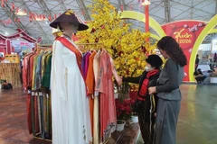 Les stands présentant l'ao dai de Hue (robe traditionnelle vietnamienne) comme un produit culturel distinctif ont suscité un vif intérêt auprès du public. Photo : VNA