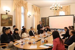 Les intellectuels vietnamiens en Allemagne apportent leurs contributions au projet de documents du XIVe Congrès national du Parti. Photo : VNA