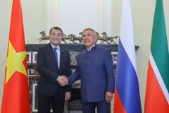 Le Premier ministre vietnamien, Lê Minh Hung, (droite) et le chef de l'État du Tatarstan, Rüstam Minnikhanov. Photo : baochinhphu.vn.