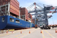 Le port en eau profonde CMIT, dans la zone de Cai Mep - Thi Vai à Hô Chi Minh-Ville, peut actuellement accueillir des porte-conteneurs d’une capacité maximale de 214.121 DWT. Photo : VNA