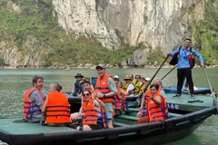 Des touristes visitent la Baie d'Ha Long. Photo : VNA