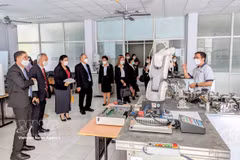 Atelier de formation en automatisation robotisée au Centre de formation de la Zone de haute technologie de Hô Chi Minh-Ville. Photo : VNA