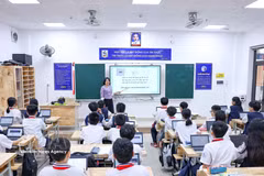 Une « classe numérique Google », un espace qui suscite la passion et développe les compétences numériques fondamentales chez les élèves. Photo : VNA.